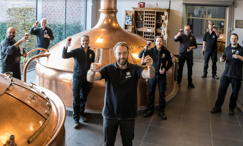 Lindeboom medewerkers proosten op goud voor Lindeboom Bock in de brouwerij in Neer